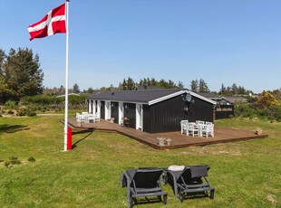 Lyst og stemningsfuldt sommerhus 900 meter fra Vesterhavet