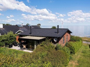 Nyrenoveret sommerhus med skøn beliggenhed og fantastisk udsigt til Øresund ved Strøby Egede.