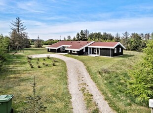 Pragtfuldt og yderst vedligeholdt sommerhus med spabad