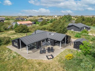 Sommerhus beliggende på stor ugenert naturgrund.