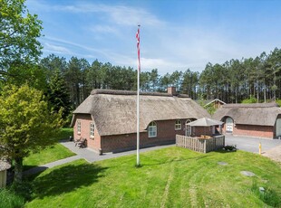 Stort og velholdt kvalitetssommerhus med spabad og skønt terrassemiljø