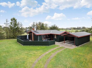 Velholdt og rummeligt sommerhus med gode terrasser i Tversted