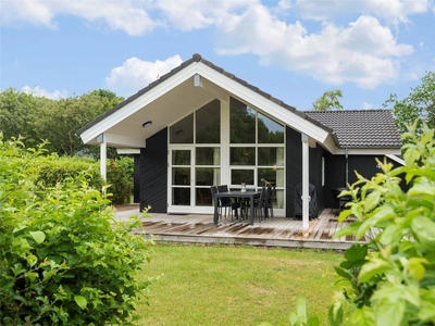 Lækkert sommerhus med spabad, sauna og central adresse i Bork Havn