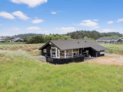 Velindrettet sommerhus med spa, sauna og kort afstand til pragtfuld strand