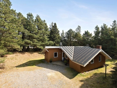 Hyggeligt træsommerhus på ugeneret naturgrund i Bolilmark