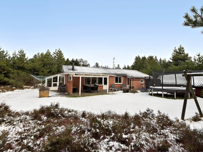 Velindrettet sommerhus på dejlig naturgrund i Sønderstrand