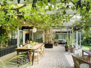 En naturrig oase midt i Bagsværd. Her får du følelsen af fransk idyl i en flot moderne 60’er villa.