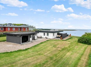 Totalrenoveret sommerhus med stilfuld indretning og smuk fjordudsigt