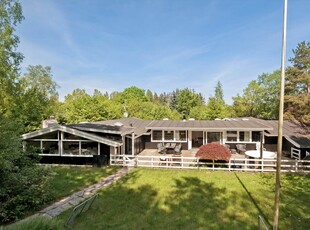 Stort livsnydersommerhus midt i naturen