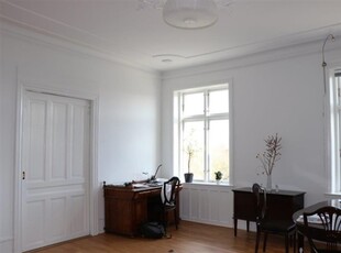 2 beautiful rooms, best location, low tax. For 1 person only (in shared flat, renting out half of the 120+ sqm)