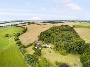 En dejlig landvilla, der egner sig perfekt til familien eller parret, der ønsker sig et stort parcelhus i naturskønne omgivelser. Et stort grundareal, som er fordelt med skøn have samt egen skov.