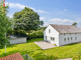 FIN OG VELHOLDT VILLA I ROLIGE OG NATURSKØNNE OMGIVELSER