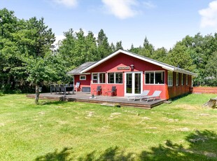 Hyggeligt træsommerhus med sauna i naturskønne Ho