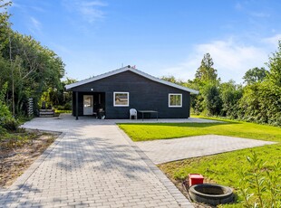 KLASSISK SOMMERHUSCHARME NÆR ISEFJORDEN