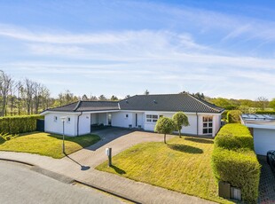 LYS, MODERNISERET VILLA I FAMILIEVENLIGE HJERTING