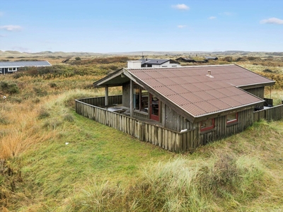 Hyggeligt sommerhus med solrige terrasser og udsigtsbænk på naturgrunden