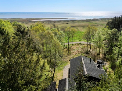 Lyst og lækkert sommerhus med vildmarksbad og fri udsigt til vandet