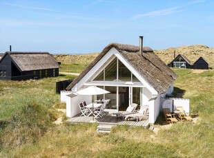 Charmerende sommerhus med stråtag i det rolige og fredfyldte Rødhus.