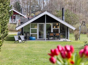 Dejligt Lyst og hyggeligt sommerhus med en stor grund tæt på stranden på Samsø