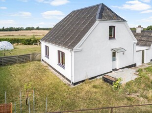 Hyggeligt Landhus med udsigt til marker, beliggende i landsbyen Udby, kun 2 km fra Stege.