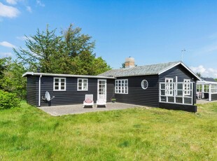 Hyggeligt sommerhus på stor naturgrund nær Vesterhavet