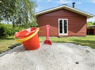 Hyggeligt træsommerhus med skøn terrasse i fredelige omgivelser