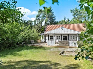 Idyllisk sommerhus på ugenert grund tæt på sandstrand