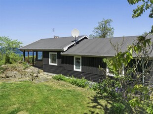 Indbydende sommerhus med havudsigt