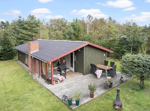 Klassisk træsommerhus på skøn og stemningsfuld havegrund