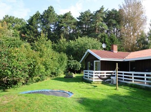 Rummeligt sommerhus tæt på skov og strand