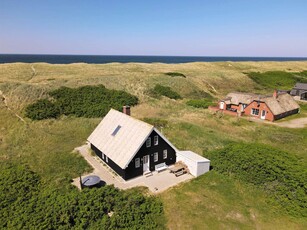 Skønt nyrenoveret sommerhus med vildmarksbad i første række til Vrist Strand