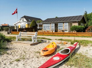 Velindrettet træhus i første række - 10 meter fra sandstrand