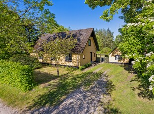 IDYLLISK HUS MED STOR HAVE I FREDELIGE OMGIVELSER