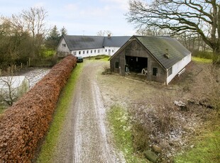 Midt i storslået natur, midt mellem Aalborg og Randers; nærmere lige mellem Støvring, Hobro og Hadsund ligger denne hyggelige landejendom, hvor I får plads, højt til loftet og grønt til øjet.