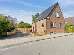 EFTERTRAGTET MURERMESTERVILLA TÆT PÅ MIDTBY OG STRAND