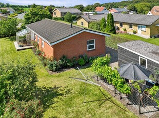 ETPLANSVILLA MED TERRASSE OG HAVE PÅ DET CHARMERENDE TÅSINGE