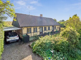 LANDLIGT HUS MED DEJLIG HAVE NÆR FJELSTRUP