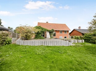 MULIGHEDSRIG VILLA MED STOR KÆLDER OG SYDVENDT TERRASSE