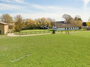 Yderst velbelligende bolig i skøn natuar og stadig med kort afstand til Præstø