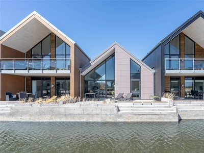 Moderne feriehus med solrig terrasse midt i Hvide Sande