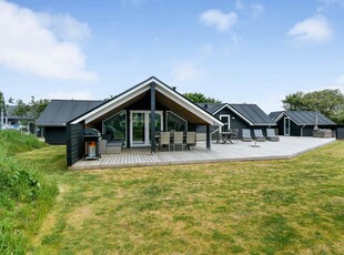 Elegant sommerhus med overdækket terrasse tæt på Blåvands centrum