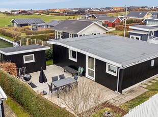 VELINDRETTET FRITIDSHUS HELT TÆT PÅ STRAND- OG HAVNEIDYL