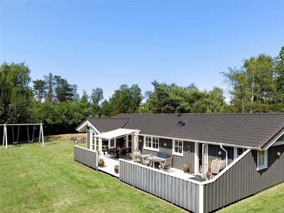 Dejligt sommerhus med skøn terrasse tæt på pragtfuld sandstrand