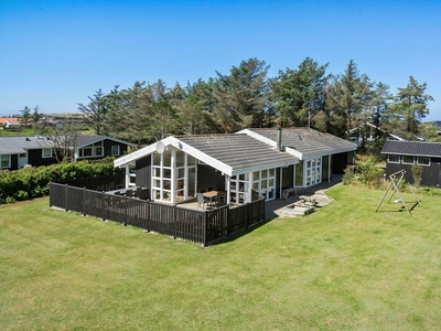 Fint sommerhus med spa og sauna nær stranden