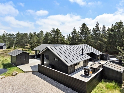 Førsteklasses sommerhus med aktivitetsrum, vildmarksbad og kæmpe terrasse