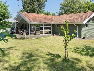 Hyggeligt sommerhus med spa og sauna ved Dyngby Strand