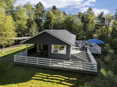 Velholdt sommerhus i smuk natur