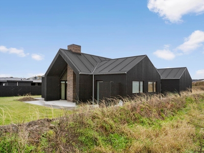 Moderne kvalitetssommerhus på lukket vej nær Løkken by og strand