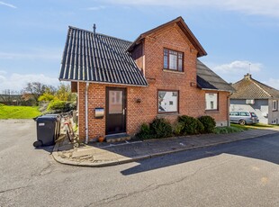 MULIGHEDSRIG VILLA I FAMILIEVENLIGE OG NATURSKØNNE OMGIVELSER