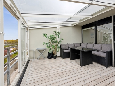 Gennemrenoveret penthouselejlighed med kæmpe stor overdækket terrasse og fri udsigt